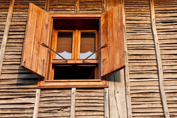 Eski ev pencere — Stok fotoğraf