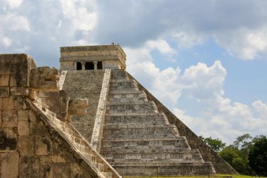 Maya piramit ve kalıntılar