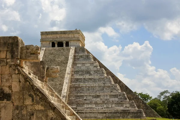 Piramide Maya e rovine — Foto Stock