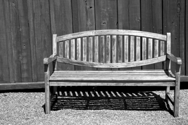Садовая скамейка — стоковое фото