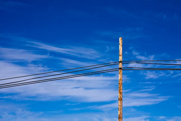 Stromleitungen gegen einen schönen Himmel — Stockfoto