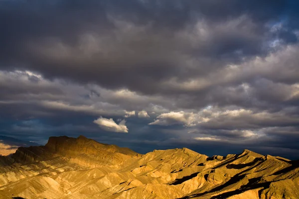 Драматический рассвет Долины Смерти — стоковое фото