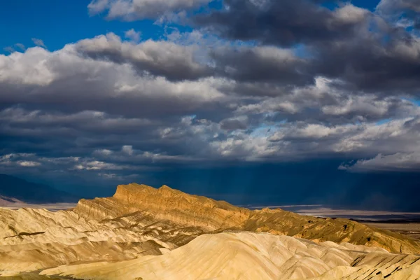 Хмари над Долина смерті — стокове фото