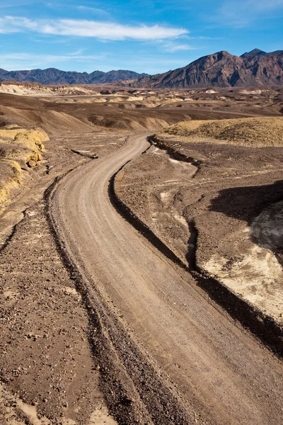Грязная дорога из горного каньона — стоковое фото