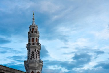 Akşamları cami