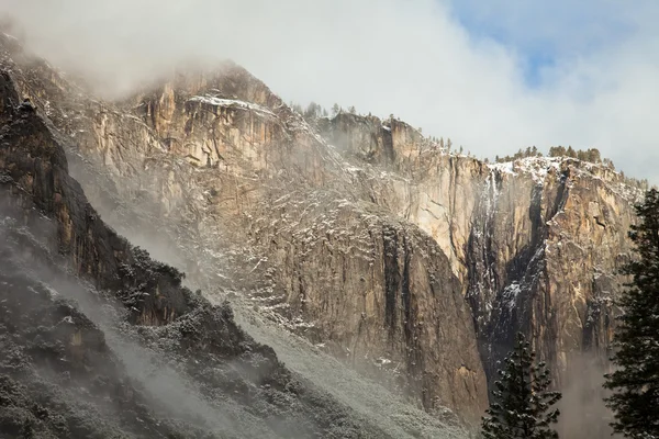 Wolken über Yosemite — Stockfoto