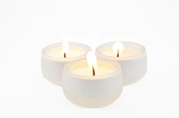 Brennende Kerzen auf weißem Hintergrund — Stockfoto