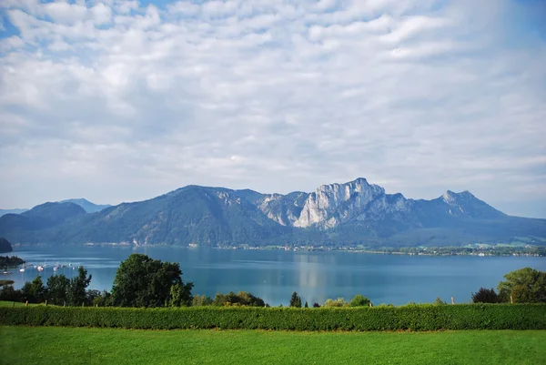 Paisaje de montaña con lago Imagen de archivo