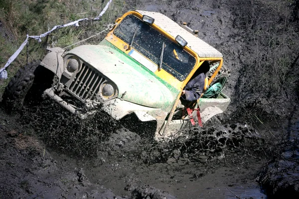 Extreme εκτός δρόμου. Ανοικτό αυτοκίνητο στη μεγάλη λάσπη — Φωτογραφία Αρχείου