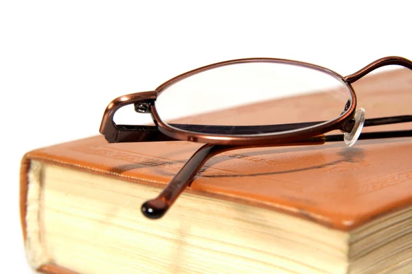 Små glasögon på bok — Stockfoto