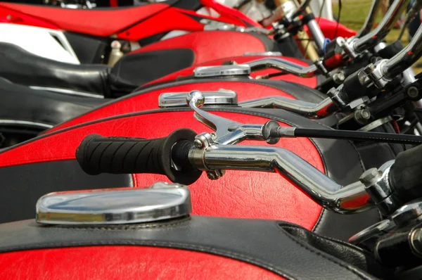 Красные мотоциклы — стоковое фото