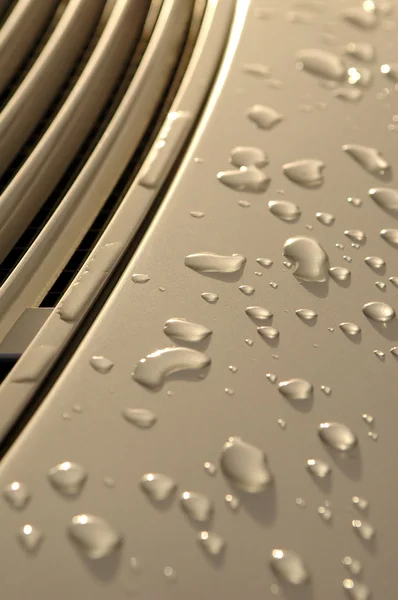 Металл и капли дождя — стоковое фото