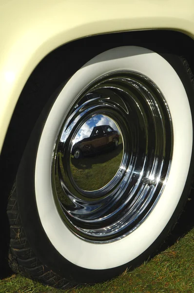 Reifen mit weißen Wänden — Stockfoto