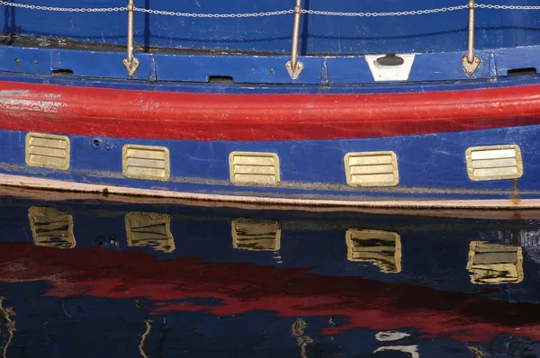 Речная лодка — стоковое фото