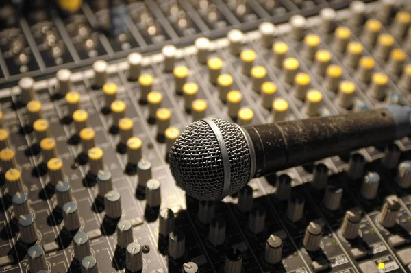 Звуковая панель и микрофон — стоковое фото