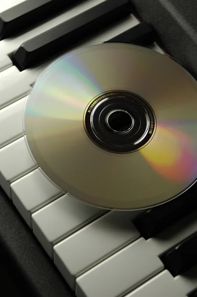 Компакт-диск і фортепіано — стокове фото