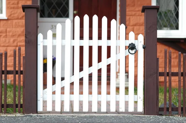 Bílým laťkovým brána — Stock fotografie