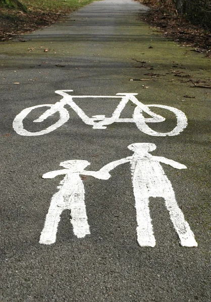 Велосипеды и пешеходы — стоковое фото
