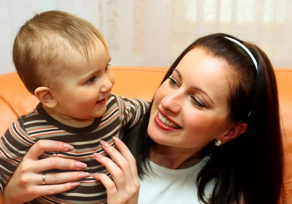 Frau mit Baby-Junge lächelt — Stockfoto