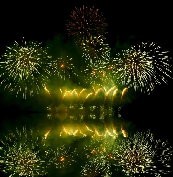 Fireworks (salute) en reflectie — Stockfoto