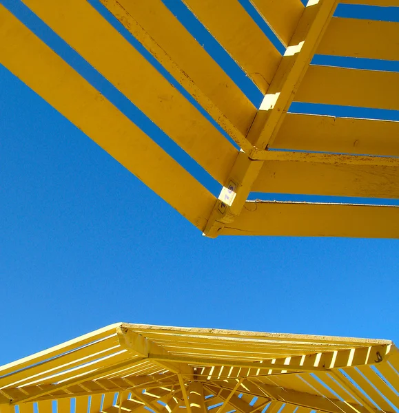 노란 양산과 푸른 하늘 — 스톡 사진