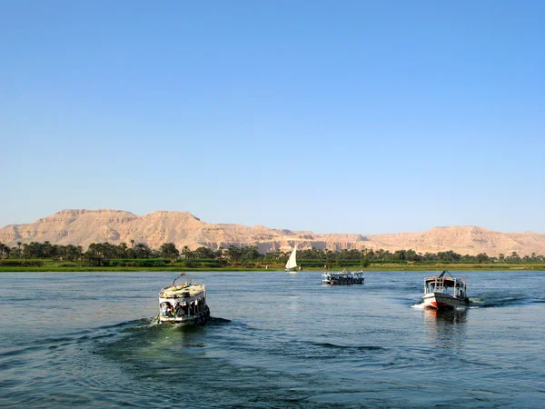 Rio Nilo com barcos no Egito — Fotografia de Stock