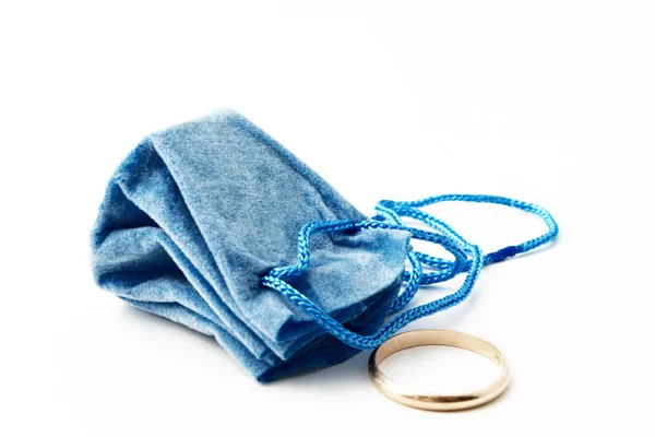 Blaue Geschenktüte mit Ehering in der Nähe — Stockfoto