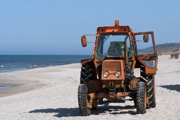 Tractor on te beach — Stock Photo, Image