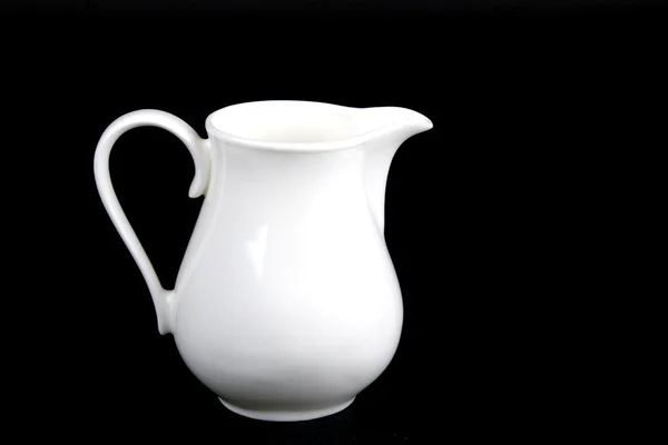 Jarro de porcelana branca em preto — Fotografia de Stock