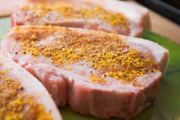 Vlees segmenten bereid voor barbecue — Stockfoto