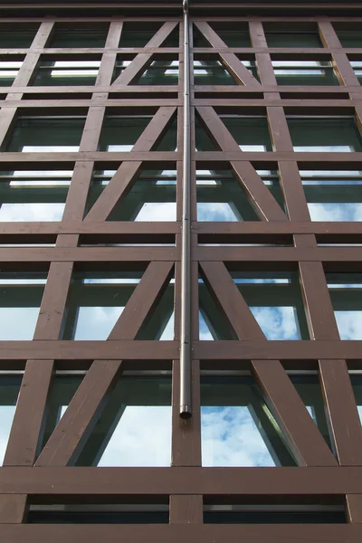Glazen muur versierd met houten inlijsten — Stockfoto