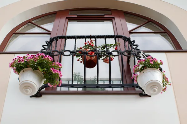 Frans balkon met bloemen Rechtenvrije Stockafbeeldingen
