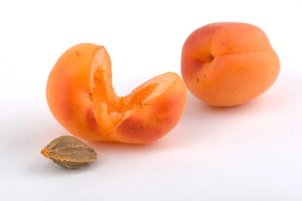 Два абрикоси на білому — стокове фото