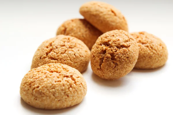 Amarettini-Kekse auf Weiß — Stockfoto