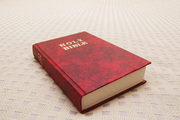 A Bíblia que põe em uma cama do hotelroom — Fotografia de Stock