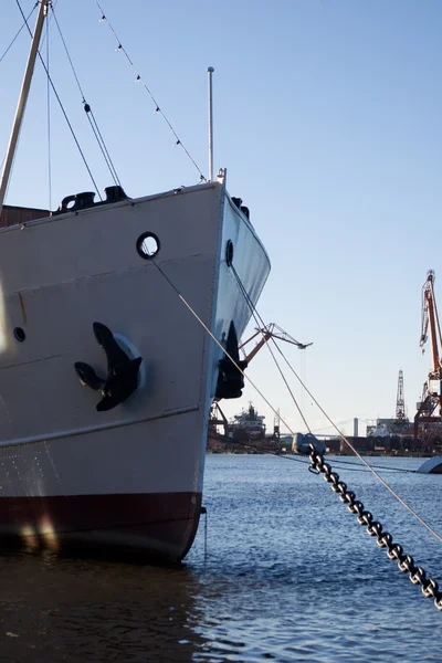 Schiffsvorteil mit Festmacherketten — Stockfoto