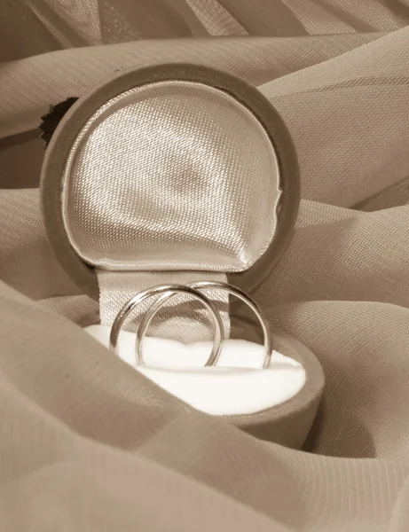 Pierścionki zaręczynowe w pudełku — Zdjęcie stockowe