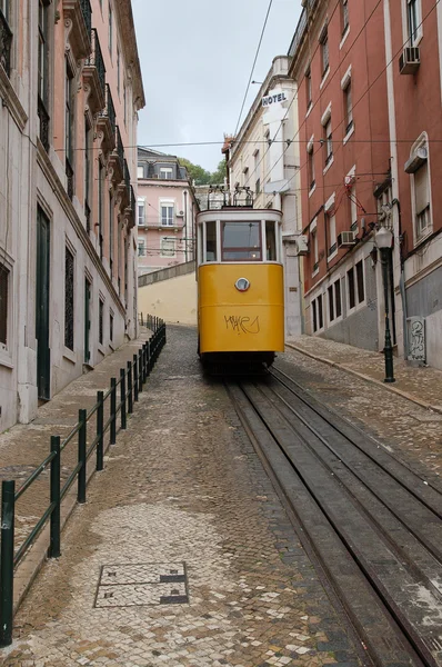 Stary tramwaj w Lizbonie — Zdjęcie stockowe