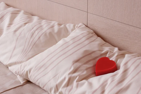 红色的心在枕头上。爱情和浪漫 — 图库照片