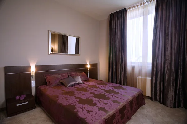 Elegantes und luxuriöses Schlafzimmer-Interieur. — Stockfoto