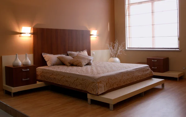 Элегантный и роскошный интерьер спальни. — стоковое фото