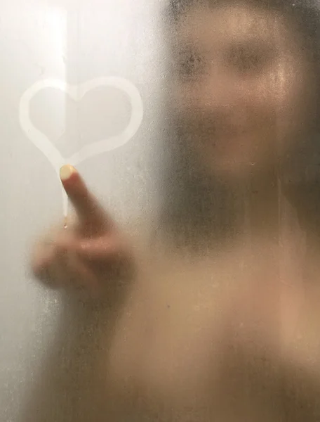 Vacker kvinna tar en dusch. — Stockfoto