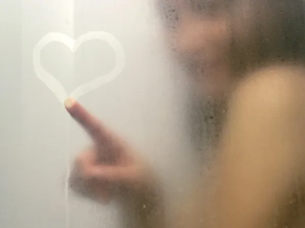Schöne Frau unter der Dusche. — Stockfoto