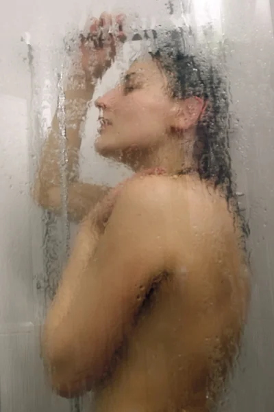 Mooie vrouw die een douche nemen. — Stockfoto