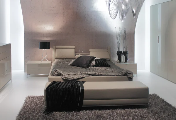 Eleganckie i luksusowe wnętrze sypialni. — Zdjęcie stockowe