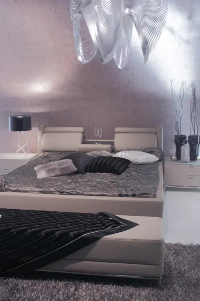 Elegantes und luxuriöses Schlafzimmer-Interieur. — Stockfoto