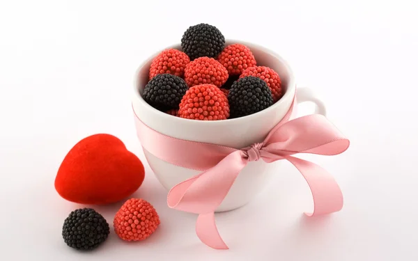 사탕과 분홍색 리본으로 컵 — 스톡 사진