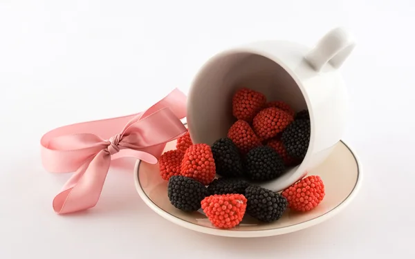 사탕과 분홍색 리본으로 컵 — 스톡 사진