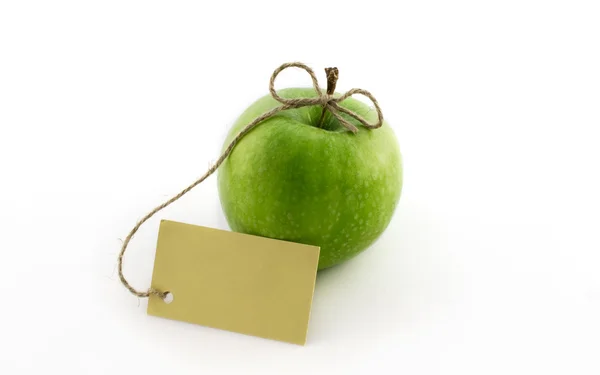 Grüner Apfel mit Karte — Stockfoto
