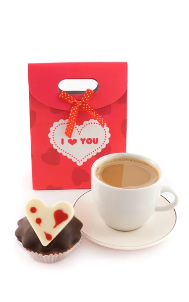 Rode zak voor geschenken met muffin en koffie — Stockfoto